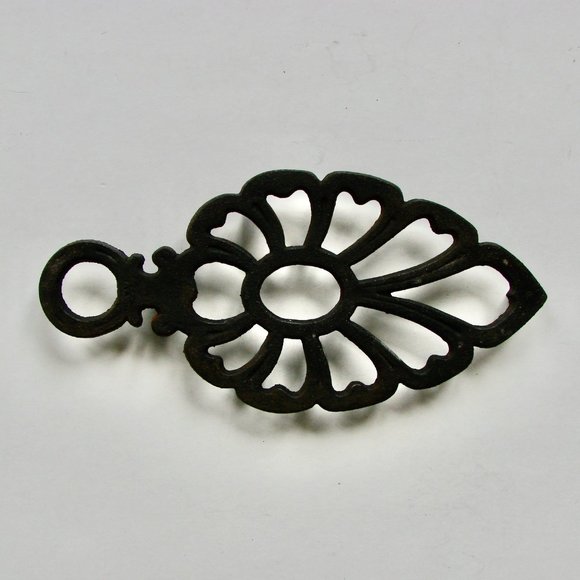 Wilton Vintage Black Cast Iron Trivet Arrow Shape Footed - Picture 1 of 5
